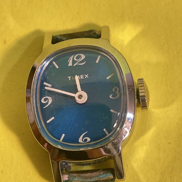 Vintage Timex Dial England Wind-up Analog Women's Watch for Repairs - Picture 3 of 3